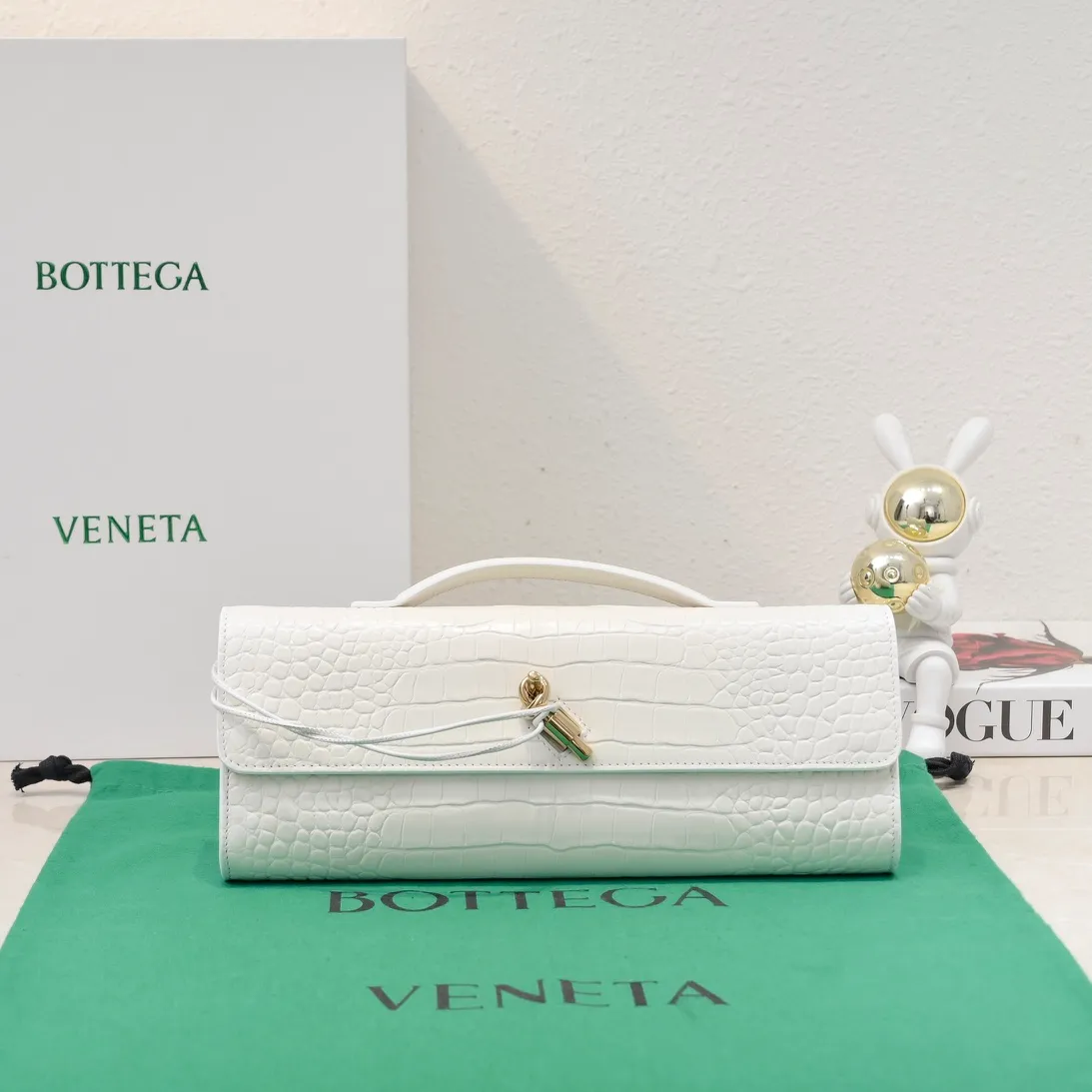 Batch 1420 Bottega Veneta Fall in love with Andiamo at first sight, new design, natural Nile rare leather crocodile pattern complex handbag, a model handbag for women, no need for color cover, no emotional camouflage, immersive depth and excitement, the classic element KNOT knot is inspired, modernist aesthetics and jewelry field craftsmanship reinterpret the knot element, bringing a clutch full of modern texture and elegant and quiet lady spirit. Style number: 1511 Size: 31*13*3cm